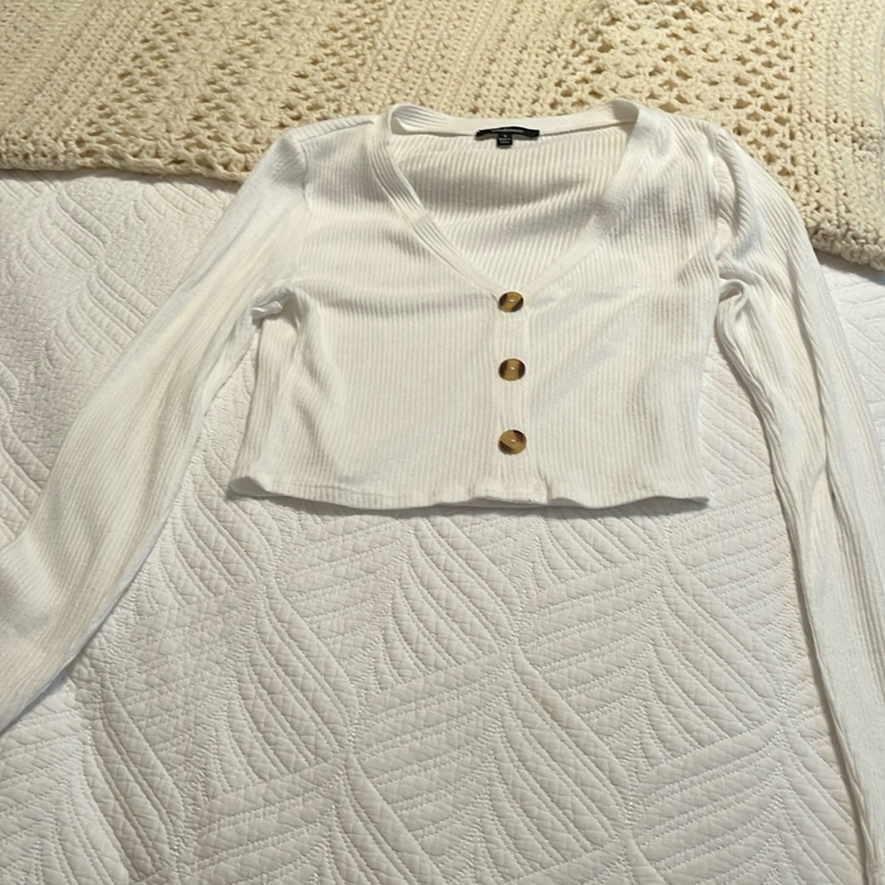 white long sheelve shirt